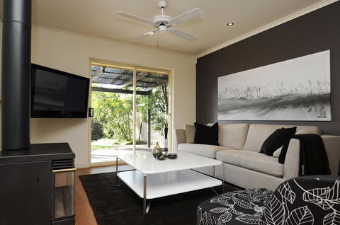 Feathers Serviced Townhouse - E Caravan Parks 0
