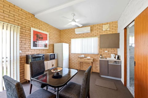 Fi's Beach House - E Caravan Parks 3