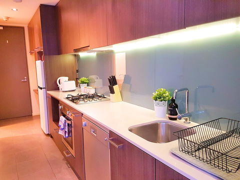 FITZROY FANTASTIC 1BR APT With FREE WINE, NETFLIX, WIFI, Close To TRAMS, COLES - E Caravan Parks 2