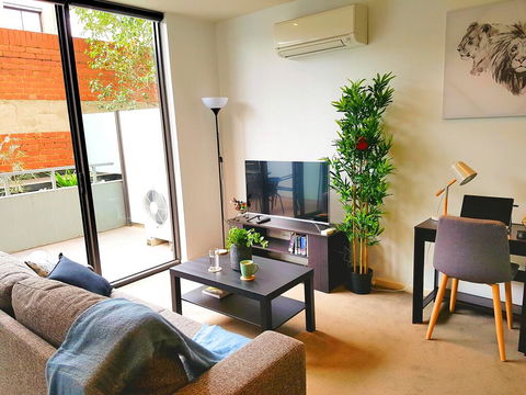 FITZROY FANTASTIC 1BR APT With FREE WINE, NETFLIX, WIFI, Close To TRAMS, COLES - E Caravan Parks 0