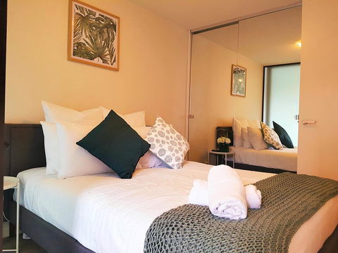 FITZROY FANTASTIC 1BR APT With FREE WINE, NETFLIX, WIFI, Close To TRAMS, COLES - E Caravan Parks 1