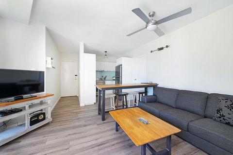 Flynns Beach Apartments 4, 41 Pacific Drive - E Caravan Parks 0