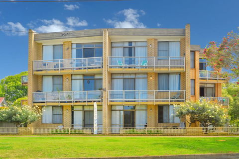 Flynns Beach Apartments 4, 41 Pacific Drive - E Caravan Parks 3