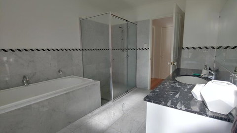 Fraser Island Gateway, Gated And Secure RV Parking On 5 Acres, 10 Min To Hervey Bay Beach - E Caravan Parks 1