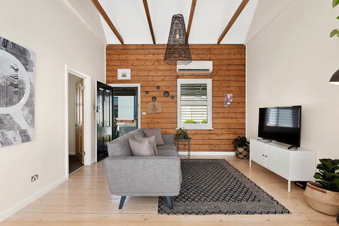 Geelong West Miner's Cottage - E Caravan Parks 1