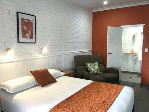 Gin Gin Village Motor Inn Motel - E Caravan Parks 1
