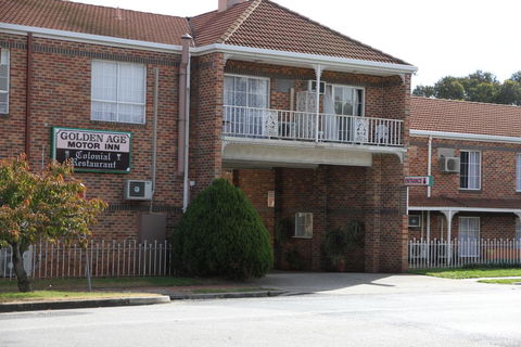 Golden Age Motor Inn - E Caravan Parks 0