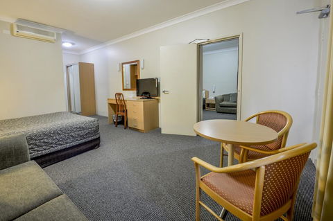 Golden Guitar Motor Inn - E Caravan Parks 0