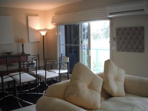 Golf View Apartment 7 - E Caravan Parks 1
