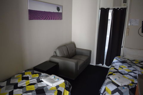 Grand Hotel Mount Morgan - E Caravan Parks 0
