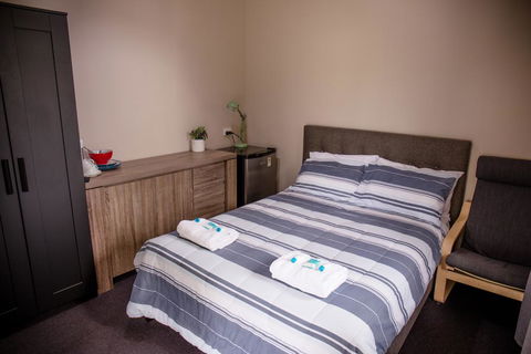 Grand Hotel Mount Morgan - E Caravan Parks 2