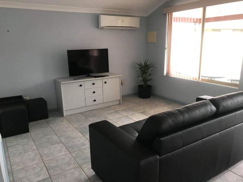 Guesthouse On Dolphin - E Caravan Parks 0