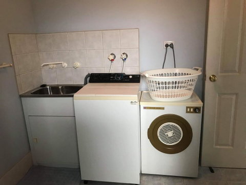 Guesthouse On Dolphin - E Caravan Parks 1