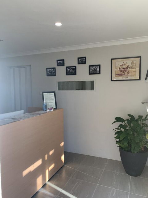Gunsynd Motor Inn - E Caravan Parks 2