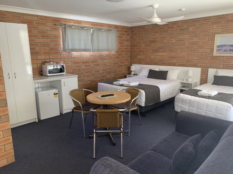 Gunsynd Motor Inn - E Caravan Parks 0