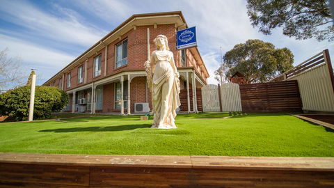 Hamilton's Queanbeyan Motel - E Caravan Parks 0