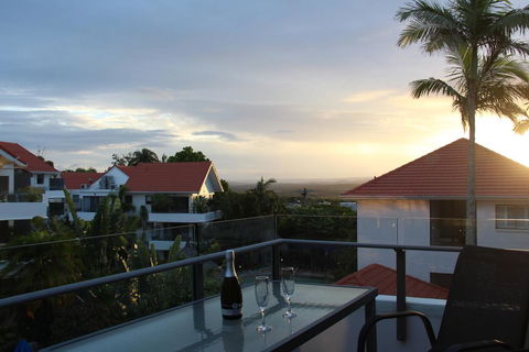 Haven On Noosa Hill - Sunset Views, Pools, Spa - E Caravan Parks 2