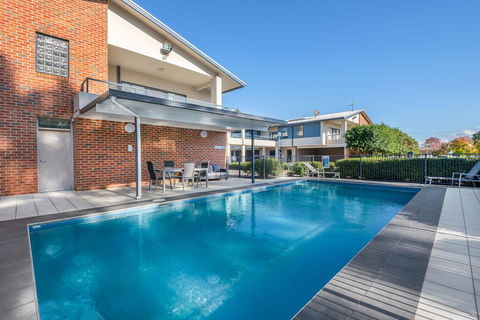 Hawkesbury Race Club Motel - E Caravan Parks 2