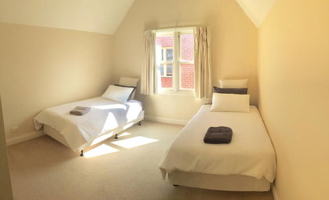 Heart Of Geelong Entire Townhouse Sleeps 8 - E Caravan Parks 2