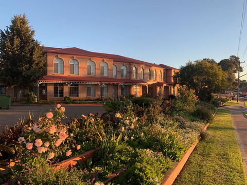 Heritage Motor Inn Goulburn - E Caravan Parks 0