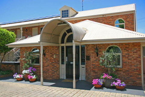 Hermitage Motor Inn - E Caravan Parks 1
