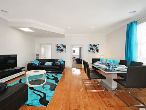 Hidden Gem In Cafe Strip! Chadstone + King Bed - E Caravan Parks 0