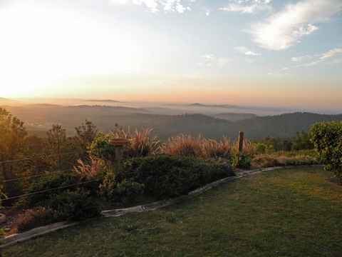 Highwood Park B&B Guest Lodge - E Caravan Parks 1
