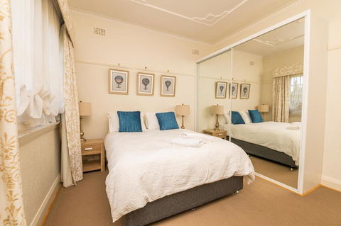 Hillside Cottage  Comfy, Spacious, Walk To CBD & Stannies - E Caravan Parks 3