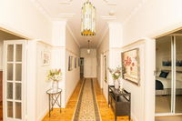 Hillside Cottage  Comfy Spacious Walk to CBD  Stannies