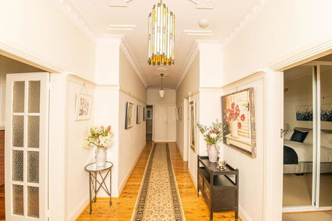 Hillside Cottage  Comfy, Spacious, Walk To CBD & Stannies - E Caravan Parks 0