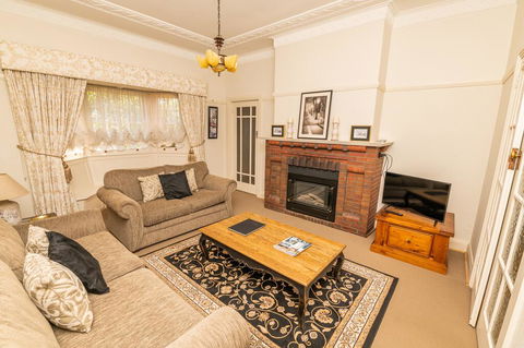 Hillside Cottage  Comfy, Spacious, Walk To CBD & Stannies - E Caravan Parks 1