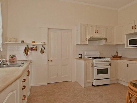 Hollyoak Cottage - Delightful, Ducks And Doileys! - E Caravan Parks 1