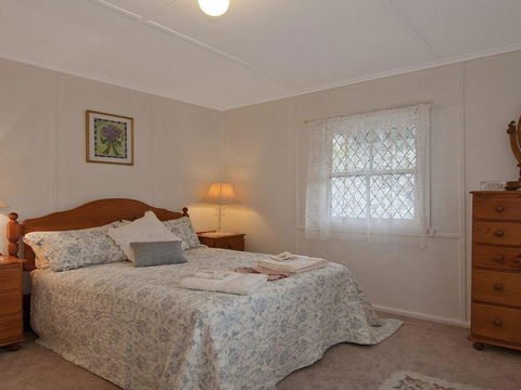 Hollyoak Cottage - Delightful, Ducks And Doileys! - E Caravan Parks 3
