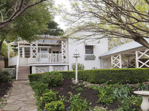 Hollyoak Cottage - Delightful, Ducks And Doileys! - E Caravan Parks 0