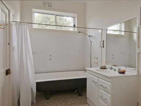 Hollyoak Cottage - Delightful, Ducks And Doileys! - E Caravan Parks 2