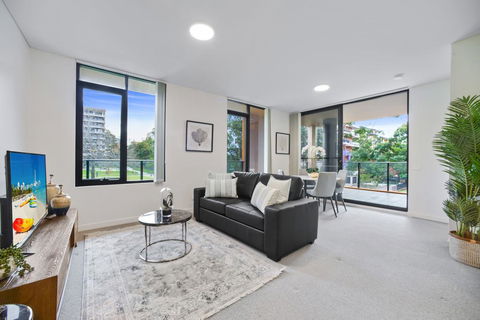 HomeHotel Walking Distance To Train And Westfield. - E Caravan Parks 0