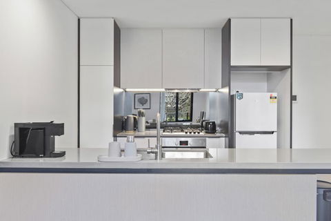 HomeHotel Walking Distance To Train And Westfield. - E Caravan Parks 1