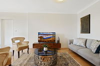 HomeHotel-Ultra Convenient Luxury Apartment close to Train Shops CBD