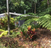 Honeybee House - E Caravan Parks