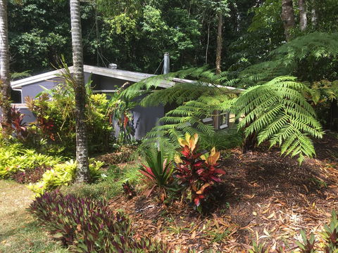 Honeybee House - E Caravan Parks 0