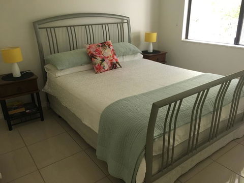Honeybee House - E Caravan Parks 1