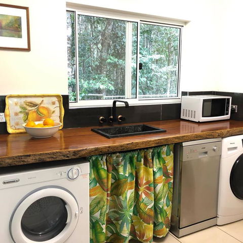 Honeybee House - E Caravan Parks 3