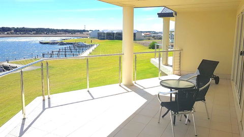 Island Waterfront Getaway - WiFi - E Caravan Parks 0