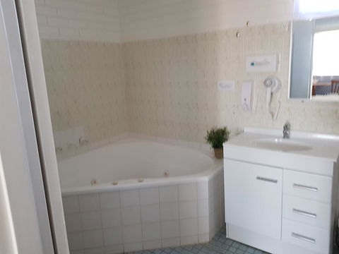 Jillaroo Motor Inn - E Caravan Parks 3