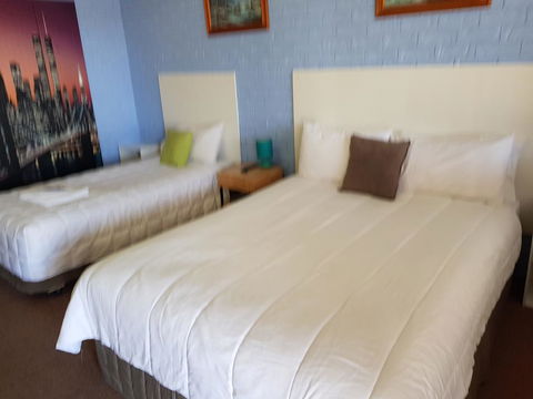 Jillaroo Motor Inn - E Caravan Parks 1