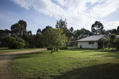 Karinya Cottage - Pet Friendly Country Retreat - E Caravan Parks 2