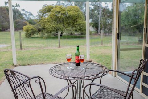Karinya Cottage - Pet Friendly Country Retreat - E Caravan Parks 0