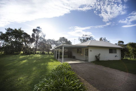 Karinya Cottage - Pet Friendly Country Retreat - E Caravan Parks 1