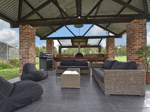 Kelman Cottage - Tucked Away With Pool + Native Wildlife - E Caravan Parks 0