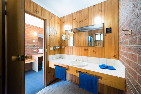 Kookaburra Motor Lodge - E Caravan Parks 1